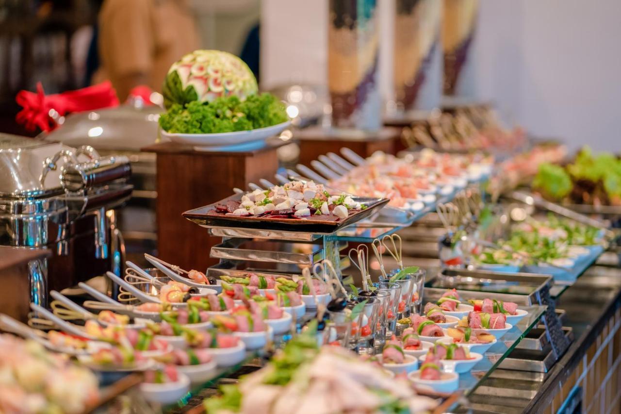 อัลเลโกร ฮอยอัน . อะ ลิตเติล ลักชัวรี โฮเต็ล แอนด์ สปา Hotel ภายนอก รูปภาพ A buffet at a hotel