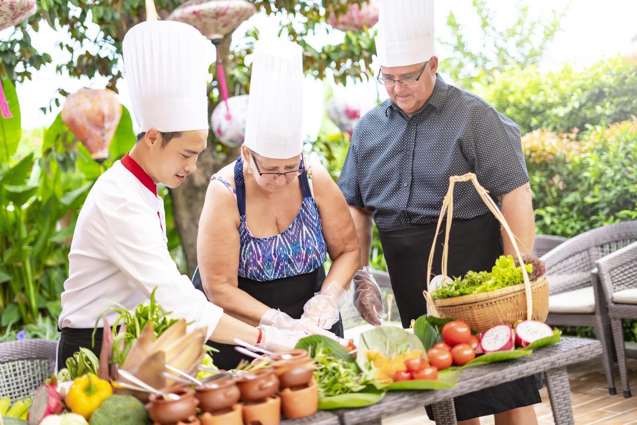 อัลเลโกร ฮอยอัน . อะ ลิตเติล ลักชัวรี โฮเต็ล แอนด์ สปา Hotel ภายนอก รูปภาพ A couple learning to cook Thai cuisine